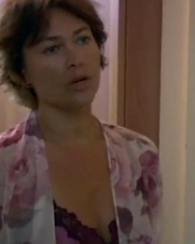 Hulya Avsar seksi ifşa fotoğrafı 1 — İki Genç Kız (2005)