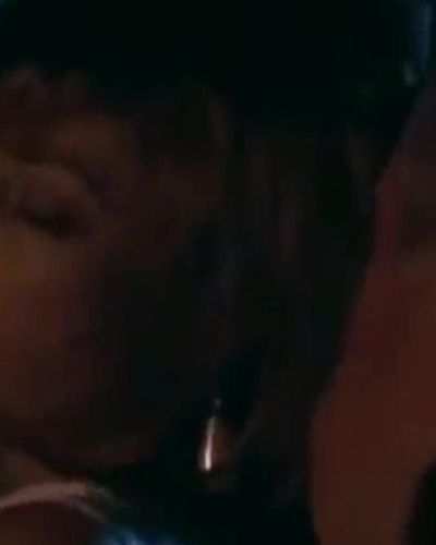 Hulya Avsar seksi ifşa fotoğrafı 7 — İki Genç Kız (2005)
