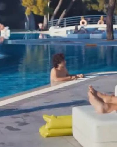 İrem Derici seksi ifşa fotoğrafı 3 — Bekar Bekir (2017)