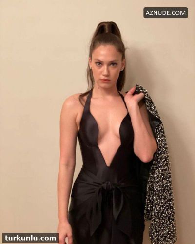 Melisa Şenolsun seksi ifşa fotoğrafı 6 — Melisa Şenolsun Nude And Sexy Photos Collection (2022)