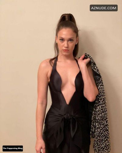 Melisa Senolsun Nude And Sexy Photos Collection