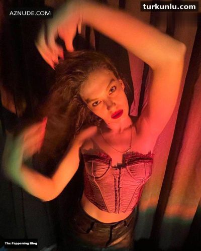 Melisa Şenolsun seksi ifşa fotoğrafı 7 — Melisa Şenolsun Nude And Sexy Photos Collection (2022)