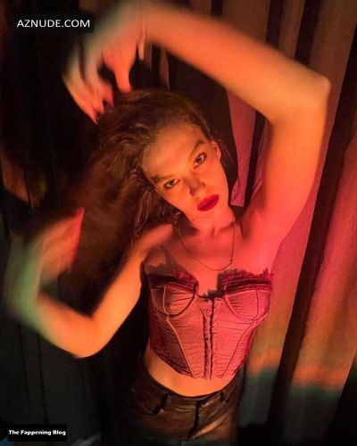 Melisa Senolsun Nude And Sexy Photos Collection