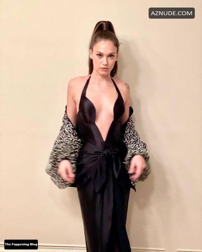 Melisa Senolsun Nude And Sexy Photos Collection