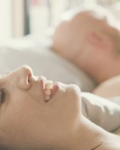 Melisa Sözen seksi ifşa fotoğrafı 2 — Acele Baba Aranıyor (2019)