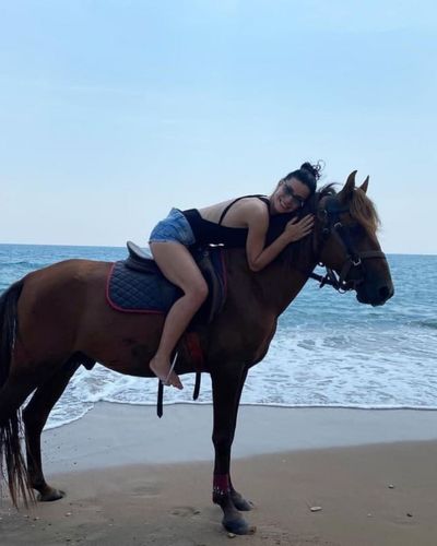 Merve Boluğur seksi ifşa fotoğrafı 240