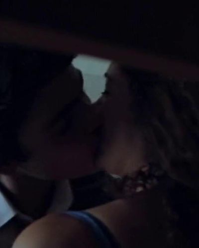 Mihriban Er seksi ifşa fotoğrafı 3 — Köksüz (2014)