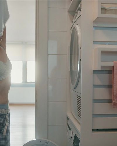 Nehir Erdoğan seksi ifşa fotoğrafı 10 — Mira: Her Şey Yolundaymış Gibi (2026)