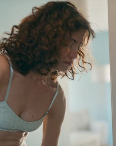 Nehir Erdoğan seksi ifşa fotoğrafı 11 — Mira: Her Şey Yolundaymış Gibi (2026)