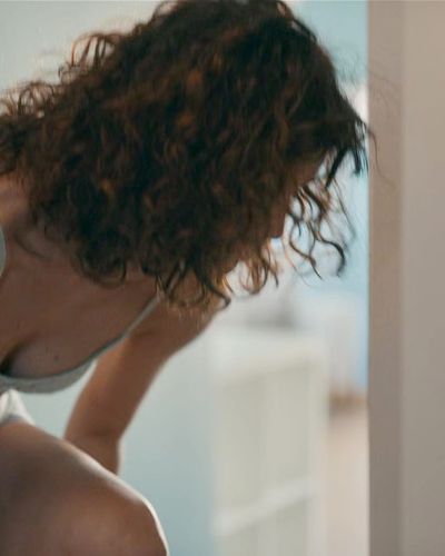 Nehir Erdoğan seksi ifşa fotoğrafı 15 — Mira: Her Şey Yolundaymış Gibi (2026)