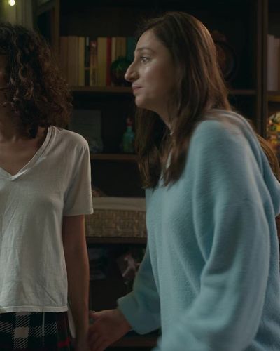 Nehir Erdoğan seksi ifşa fotoğrafı 6 — Mira: Her Şey Yolundaymış Gibi (2026)