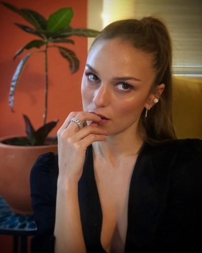 Nilperi Sahinkaya seksi ifşa fotoğrafı 99