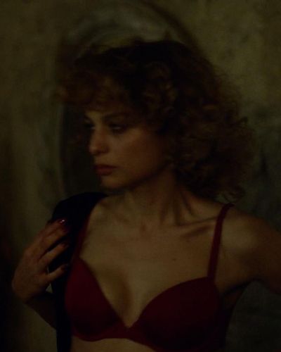 Nilperi Sahinkaya seksi ifşa fotoğrafı 2 — Yaşamayanlar (2018)