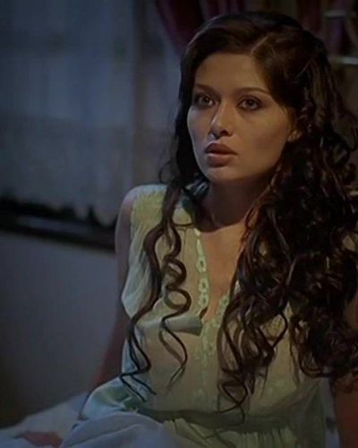 Nurgül Yeşilçay seksi ifşa fotoğrafı 27 — Eğreti Gelin (2005)