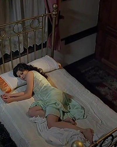 Nurgül Yeşilçay seksi ifşa fotoğrafı 30 — Eğreti Gelin (2005)