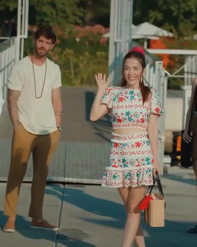 Özge Gürel seksi ifşa fotoğrafı 12 — Bay Yanlış (2020)