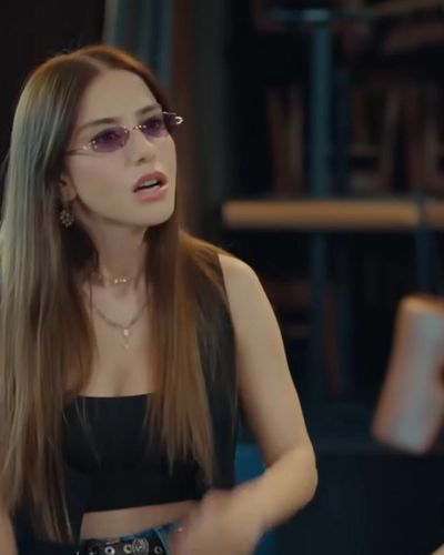 Özge Gürel seksi ifşa fotoğrafı 8 — Bay Yanlış (2020)