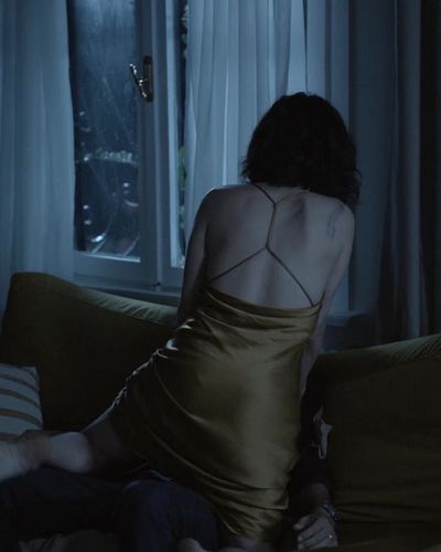 Özge Özpirinççi seksi ifşa fotoğrafı 2 — İlk ve Son (2021)