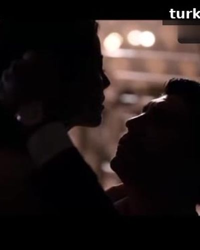 Pelin Akil seksi ifşa fotoğrafı 19 — Tam Bir Centilmen (2024)