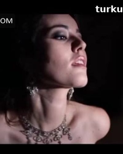 Pelin Akil seksi ifşa fotoğrafı 25 — Tam Bir Centilmen (2024)