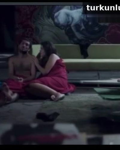 Pelin Akil seksi ifşa fotoğrafı 28 — Tam Bir Centilmen (2024)