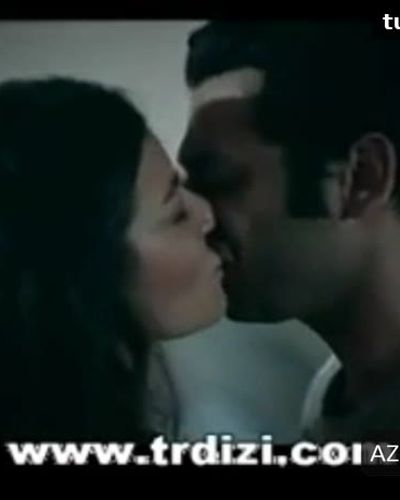 Pelin Akil seksi ifşa fotoğrafı 3 — Tam Bir Centilmen (2024)
