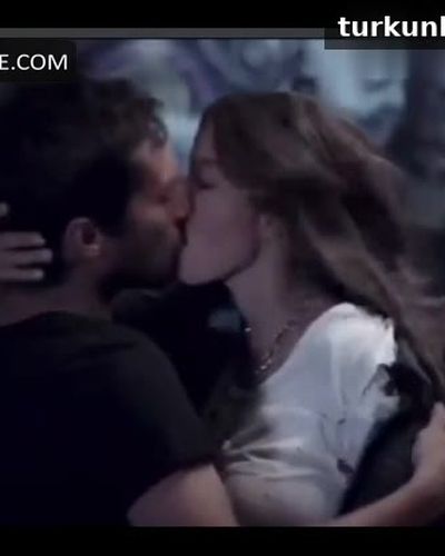 Pelin Akil seksi ifşa fotoğrafı 32 — Tam Bir Centilmen (2024)
