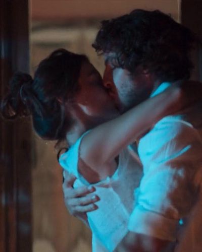 Pınar Deniz seksi ifşa fotoğrafı 25 — Aşkın Kıyameti (2022)