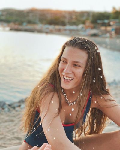 Serenay Sarıkaya seksi ifşa fotoğrafı 1044
