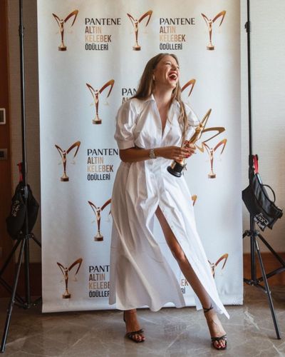 Serenay Sarıkaya seksi ifşa fotoğrafı 1073