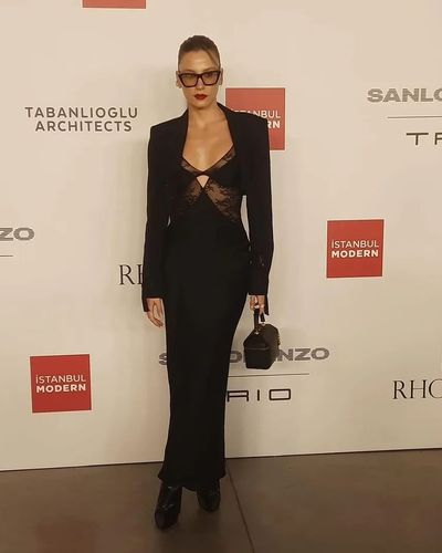 Serenay Sarıkaya seksi ifşa fotoğrafı 235