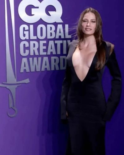 Serenay Sarıkaya seksi ifşa fotoğrafı 476