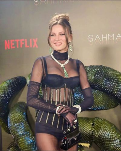 Serenay Sarıkaya seksi ifşa fotoğrafı 540