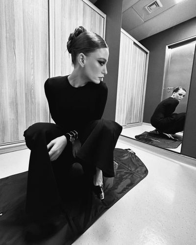 Serenay Sarıkaya seksi ifşa fotoğrafı 591