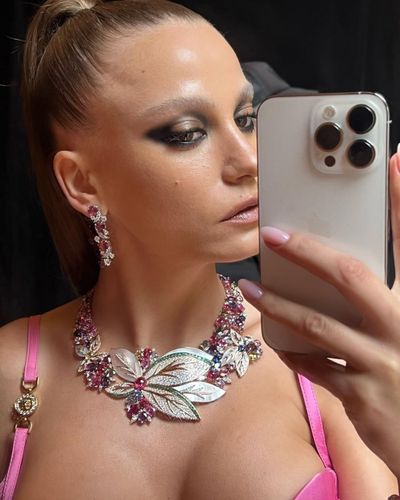 Serenay Sarıkaya seksi ifşa fotoğrafı 645