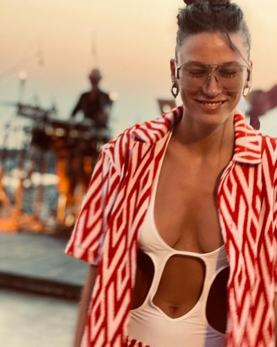 Serenay Sarıkaya seksi ifşa fotoğrafı 699