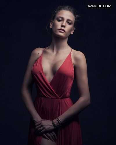 Serenay Sarikaya Sexy And Hot Photos Collection