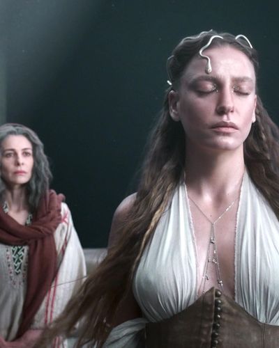 Serenay Sarıkaya seksi ifşa fotoğrafı 38 — Şahmaran (2023)