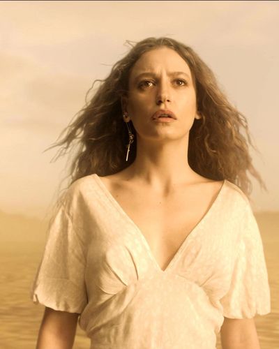 Serenay Sarıkaya seksi ifşa fotoğrafı 39 — Şahmaran (2023)