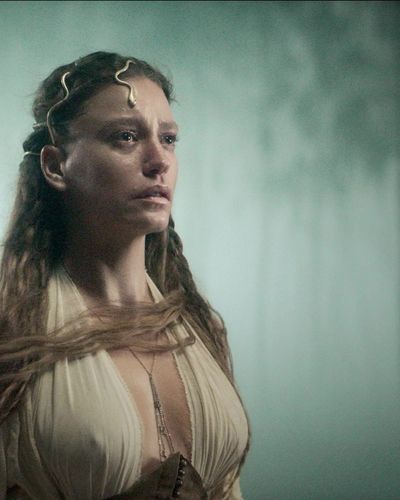 Serenay Sarıkaya seksi ifşa fotoğrafı 40 — Şahmaran (2023)