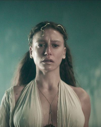 Serenay Sarıkaya seksi ifşa fotoğrafı 41 — Şahmaran (2023)