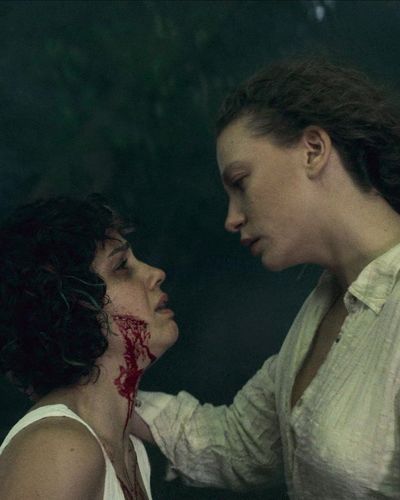 Serenay Sarıkaya seksi ifşa fotoğrafı 44 — Şahmaran (2023)
