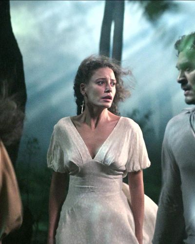Serenay Sarıkaya seksi ifşa fotoğrafı 45 — Şahmaran (2023)