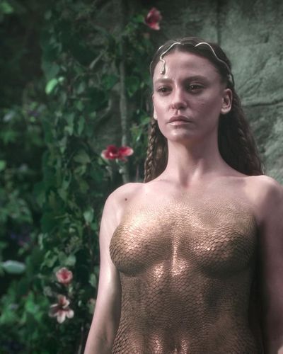 Serenay Sarıkaya seksi ifşa fotoğrafı 47 — Şahmaran (2023)