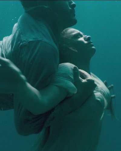 Serenay Sarıkaya seksi ifşa fotoğrafı 48 — Şahmaran (2023)