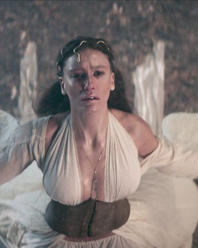 Serenay Sarıkaya seksi ifşa fotoğrafı 49 — Şahmaran (2023)