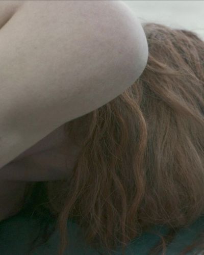Serenay Sarıkaya seksi ifşa fotoğrafı 54 — Şahmaran (2023)