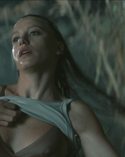 Serenay Sarıkaya seksi ifşa fotoğrafı 56 — Şahmaran (2023)