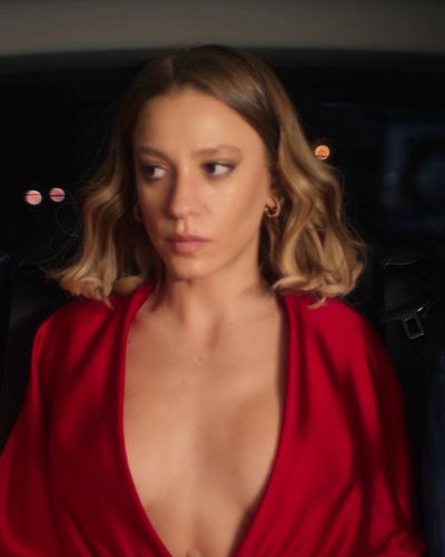 Serenay Sarıkaya seksi ifşa fotoğrafı 36 — Kimler Geldi Kimler Geçti (2024)