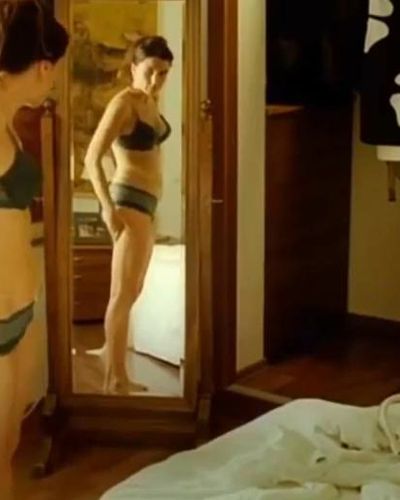 Şevval Sam seksi ifşa fotoğrafı 4 — Siyah Beyaz (2010)